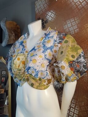 Zara Cotton Floral Puff-Sleeve Crop Top in Multi Daisy Print